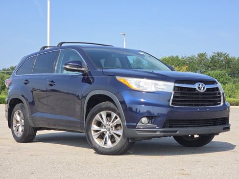 Used 2016 Toyota Highlander LE AWD/4WD image 2