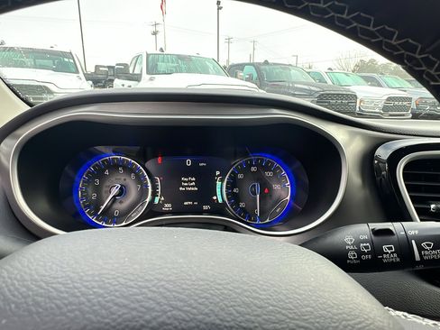 Used 2024 Chrysler Pacifica Touring-L image 29