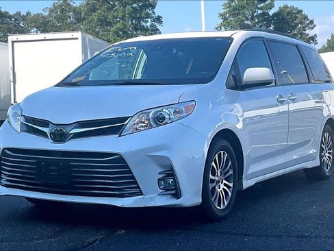 Used 2019 Toyota Sienna XLE w/ XLE Navigation Package FWD image 2