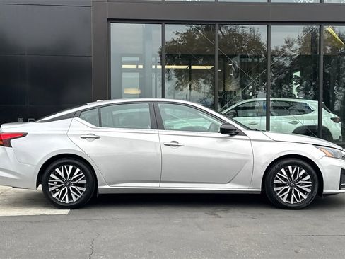 Used 2024 Nissan Altima 2.5 SV image 4