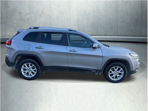 Used 2017 Jeep Cherokee Latitude image 4