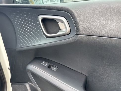 Certified 2022 Kia Soul S image 21