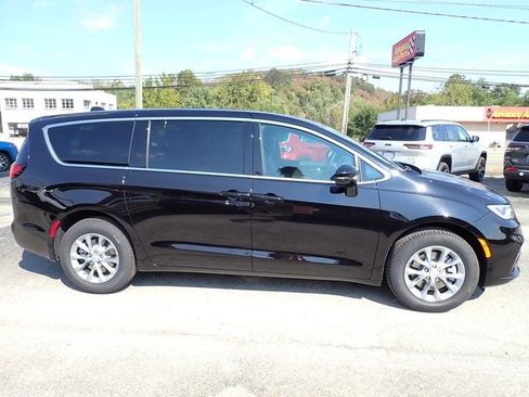 New 2026 Chrysler Pacifica Select image 8