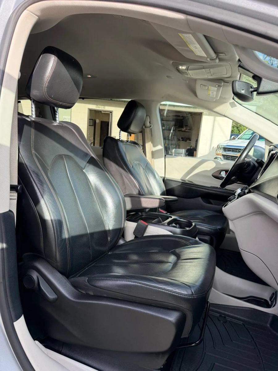 Used 2019 Chrysler Pacifica Touring-L FWD image 26