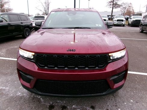 Certified 2024 Jeep Grand Cherokee Altitude image 5