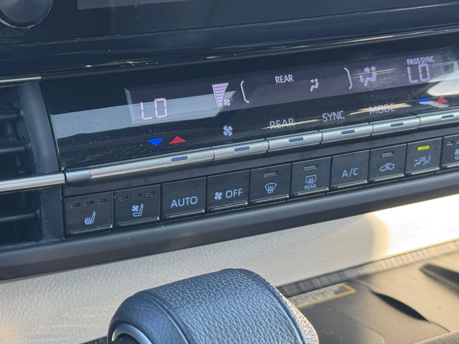 Used 2023 Toyota Sienna Limited AWD/4WD image 5