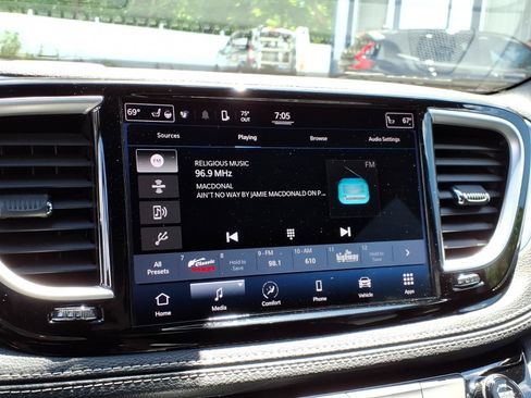 Used 2022 Chrysler Pacifica Touring-L w/ S Appearance Package FWD image 17