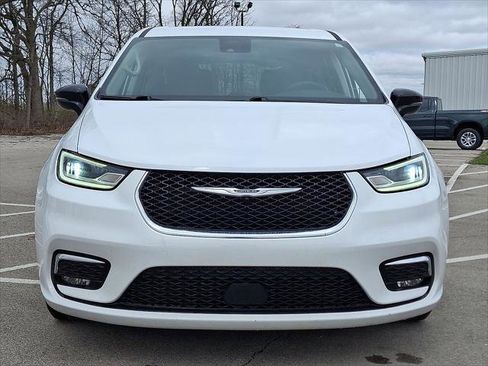 Used 2024 Chrysler Pacifica Touring-L image 29