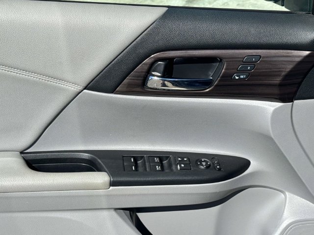 Used 2017 Honda Accord EX-L image 24