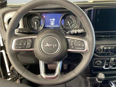 Used 2025 Jeep Wrangler Unlimited Sahara AWD/4WD image 16
