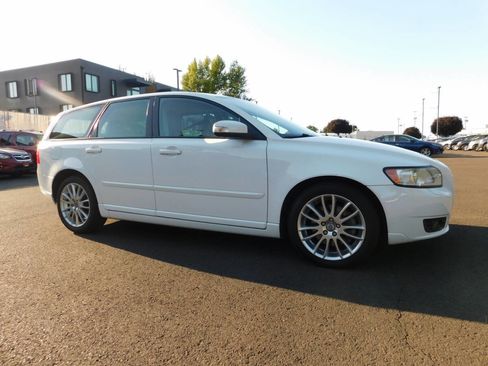 Used 2009 Volvo V50 2.4i image 1