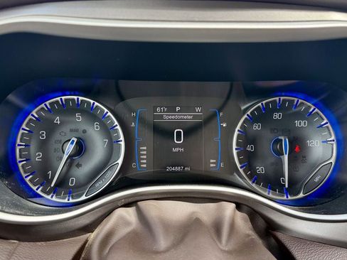 Used 2017 Chrysler Pacifica Touring-L FWD image 25