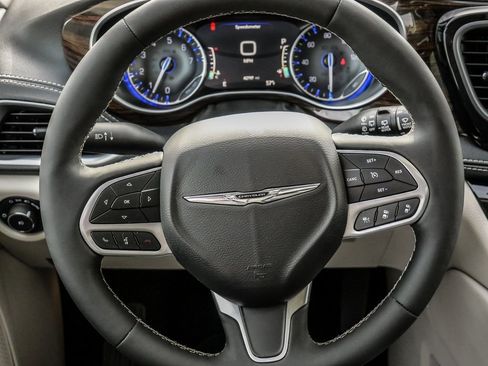 Used 2024 Chrysler Pacifica Limited FWD image 30