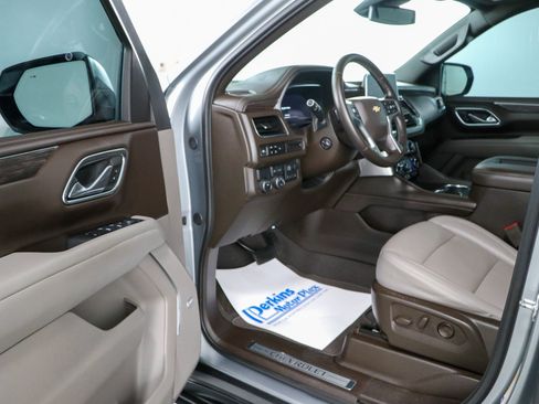Used 2024 Chevrolet Tahoe LT w/ LT Signature Package RWD image 3