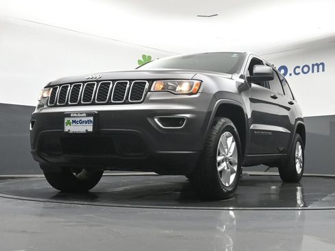 Used 2017 Jeep Grand Cherokee Laredo w/ Quick Order Package 23E AWD/4WD image 7