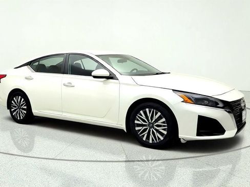 Used 2023 Nissan Altima 2.5 SV FWD image 3