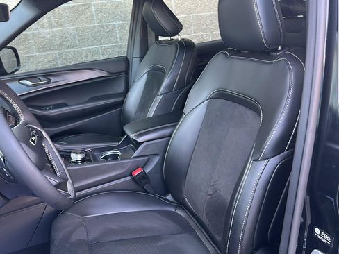 Used 2025 Jeep Grand Cherokee Altitude AWD/4WD image 8
