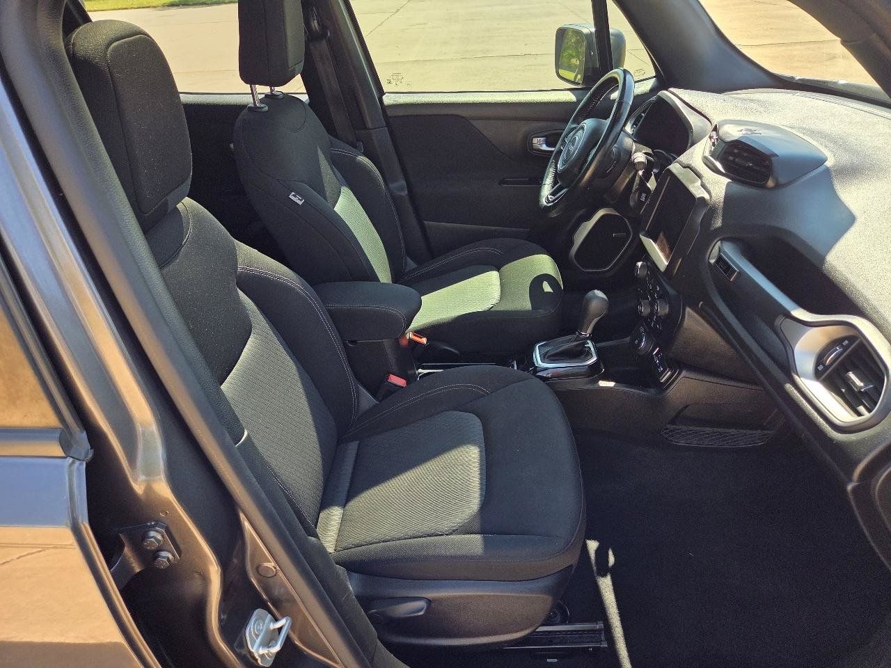 Used 2021 Jeep Renegade Latitude w/ Sun & Sound Group AWD/4WD image 8