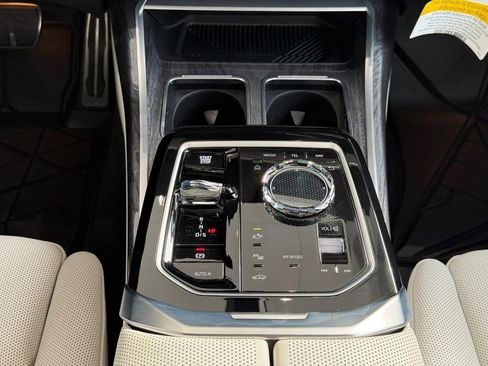Used 2025 BMW 740i xDrive w/ Executive Package image 10