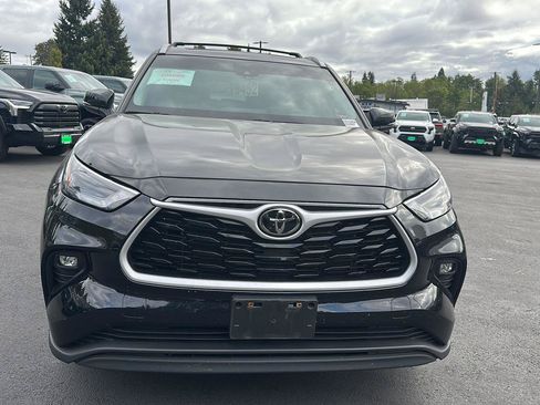 Used 2023 Toyota Highlander XLE AWD/4WD image 5