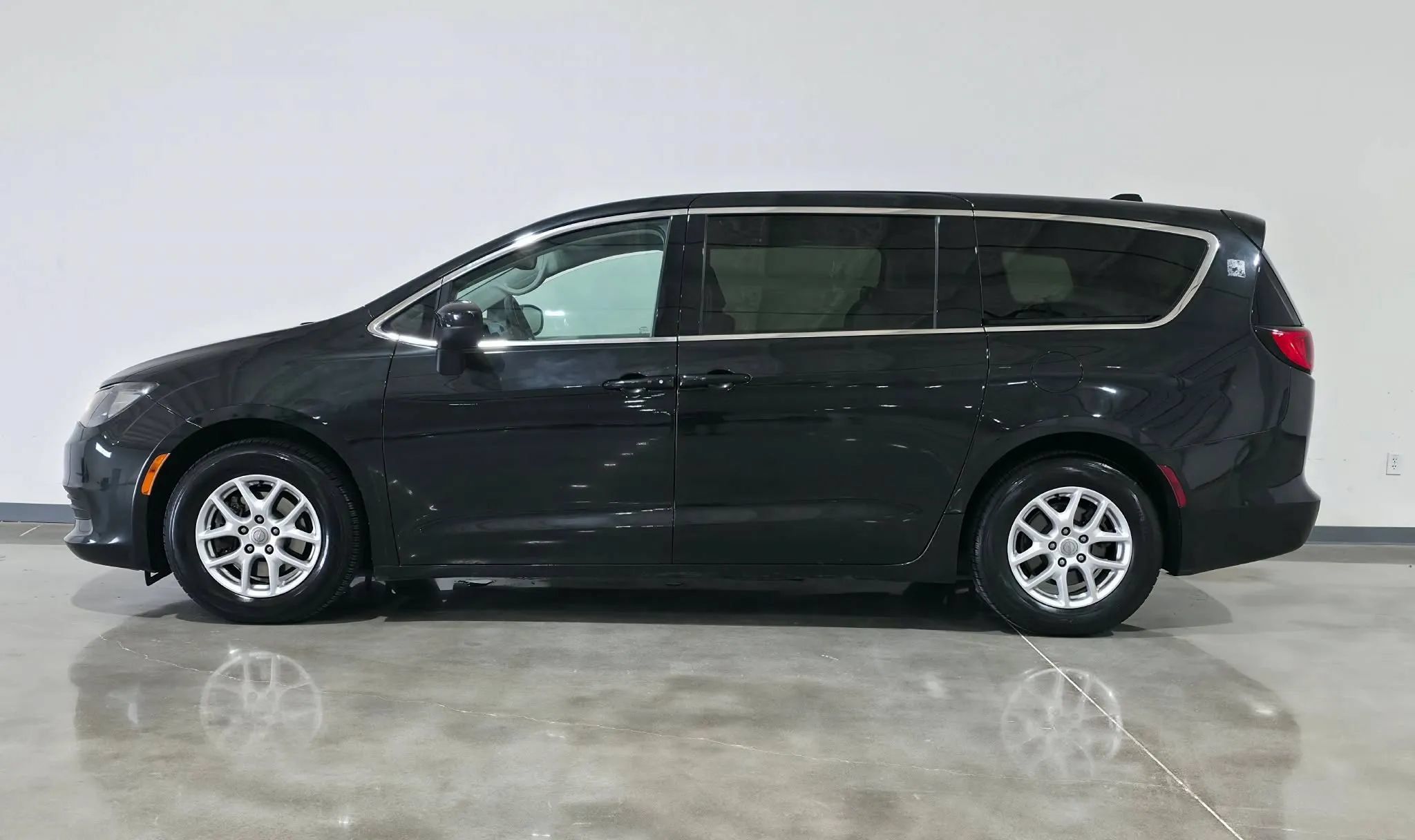 Used 2017 Chrysler Pacifica Touring FWD image 8