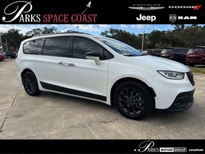 Certified 2021 Chrysler Pacifica Touring-L w/ Uconnect Theater Family Group