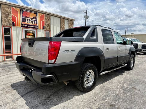 Used 2004 Chevrolet Avalanche 2500 w/ Preferred Equipment Group AWD/4WD image 3