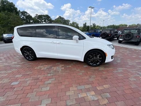 Used 2018 Chrysler Pacifica Touring Plus w/ S Appearance Package FWD image 36