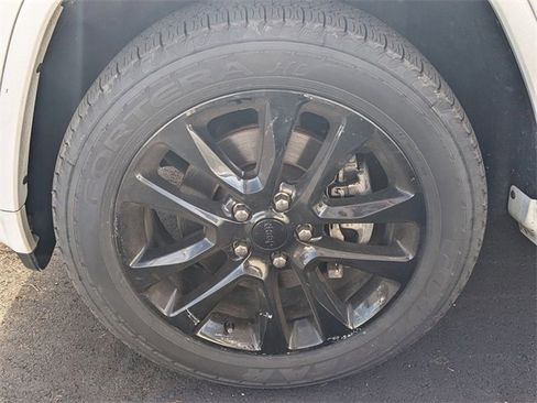 Certified 2022 Jeep Grand Cherokee Laredo X image 28