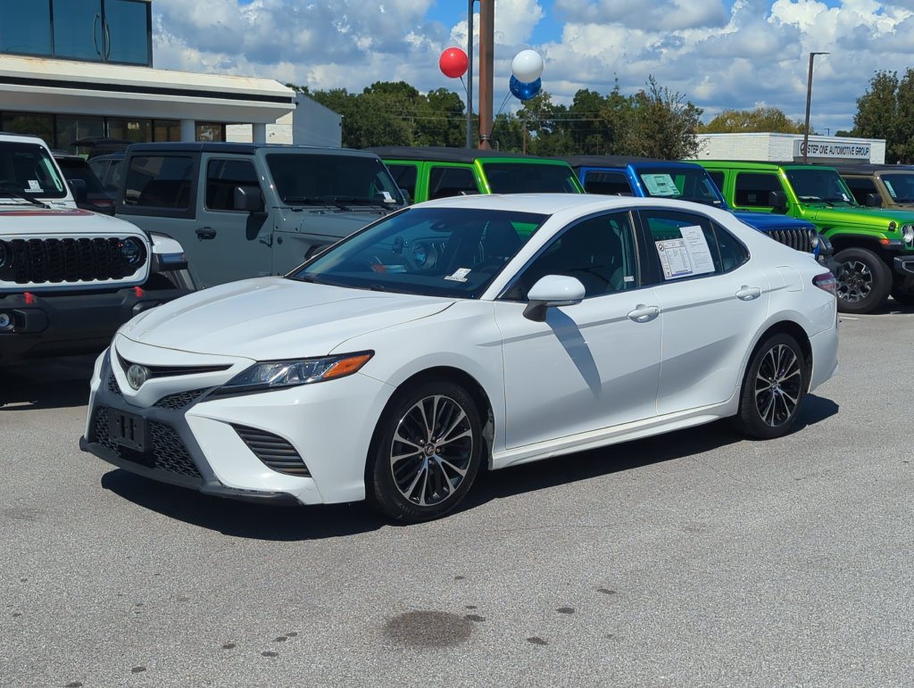 Used 2018 Toyota Camry SE FWD image 1