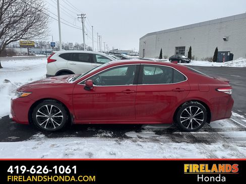 Used 2020 Toyota Camry image 1