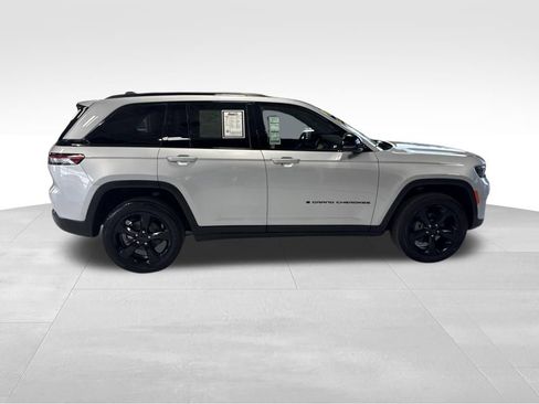 Used 2025 Jeep Grand Cherokee Altitude AWD/4WD image 7