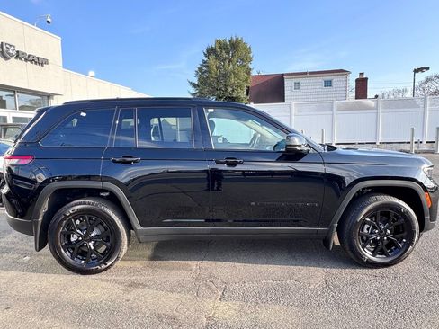 Used 2025 Jeep Grand Cherokee Altitude image 8