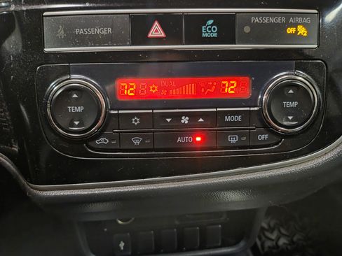 Used 2019 Mitsubishi Outlander SE image 27