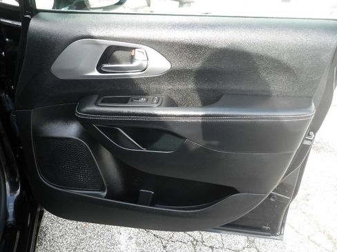 Used 2022 Chrysler Pacifica Touring image 33