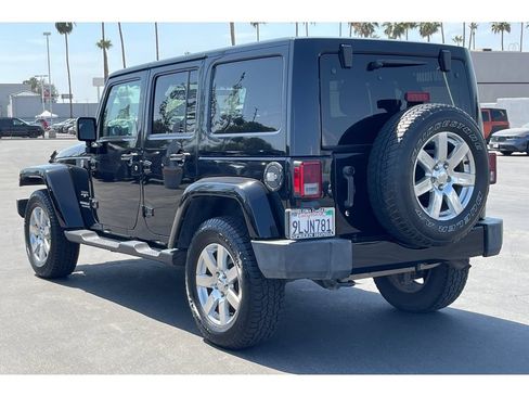 Used 2017 Jeep Wrangler Unlimited Sahara w/ Connectivity Group AWD/4WD image 3