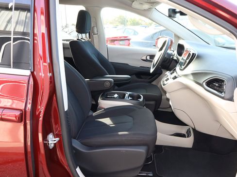 Used 2021 Chrysler Pacifica Touring image 29