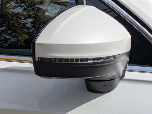 Used 2023 Volkswagen Tiguan SE w/ Panoramic Sunroof Package image 13