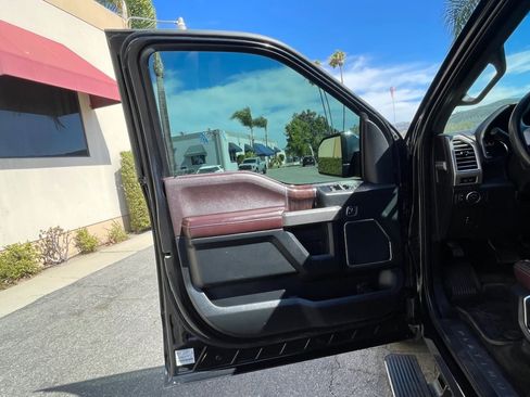 Used 2015 Ford F150 Platinum w/ Equipment Group 701A Luxury AWD/4WD image 19