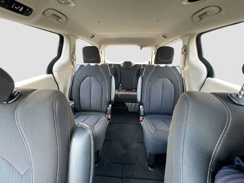 Used 2023 Chrysler Voyager LX image 28
