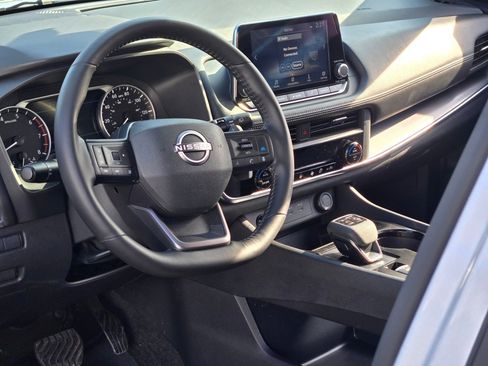 Used 2025 Nissan Rogue SV FWD image 23