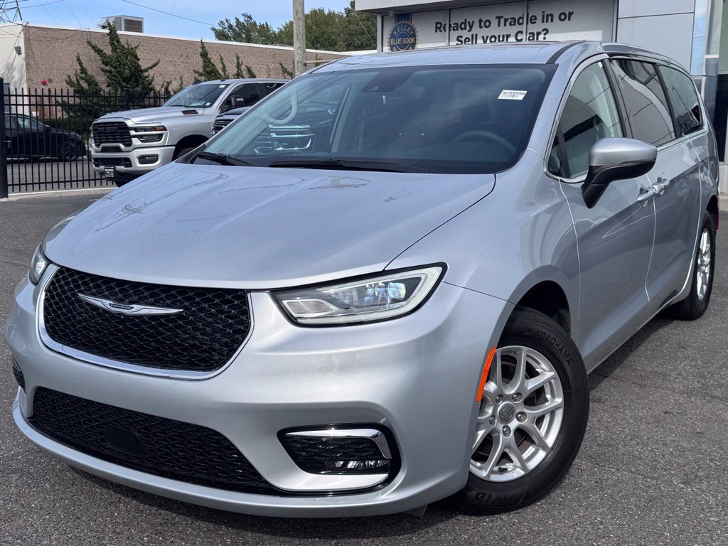 Used 2023 Chrysler Pacifica Touring-L FWD image 3