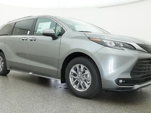 New 2026 Toyota Sienna XLE image 29