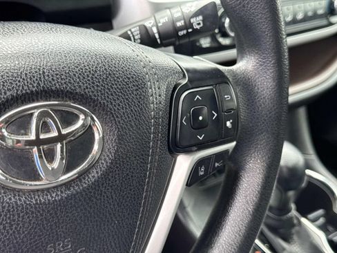 Used 2018 Toyota Highlander LE FWD image 34