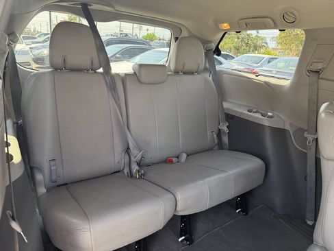 Used 2018 Toyota Sienna XLE w/ XLE Navigation Package FWD image 20