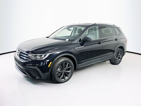 Used 2023 Volkswagen Tiguan SE FWD image 3