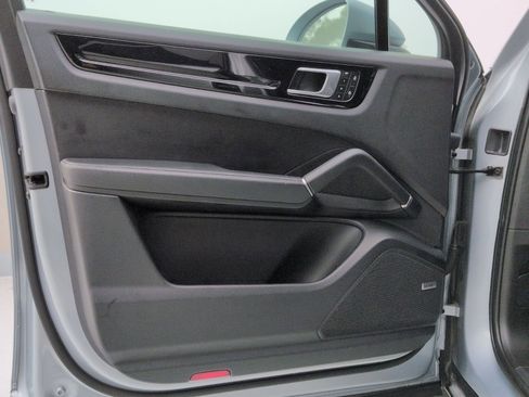 Certified 2022 Porsche Cayenne Platinum Edition w/ Premium Package image 13