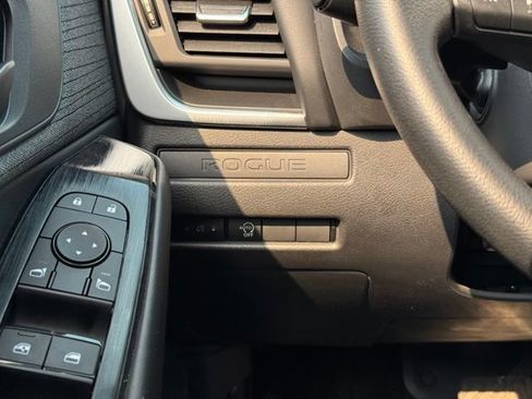 Used 2023 Nissan Rogue S AWD/4WD image 32