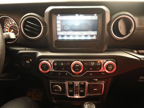 Used 2018 Jeep Wrangler Unlimited Sahara w/ Dual Top Group AWD/4WD image 17