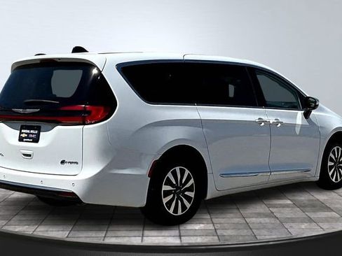 Used 2023 Chrysler Pacifica Limited image 7